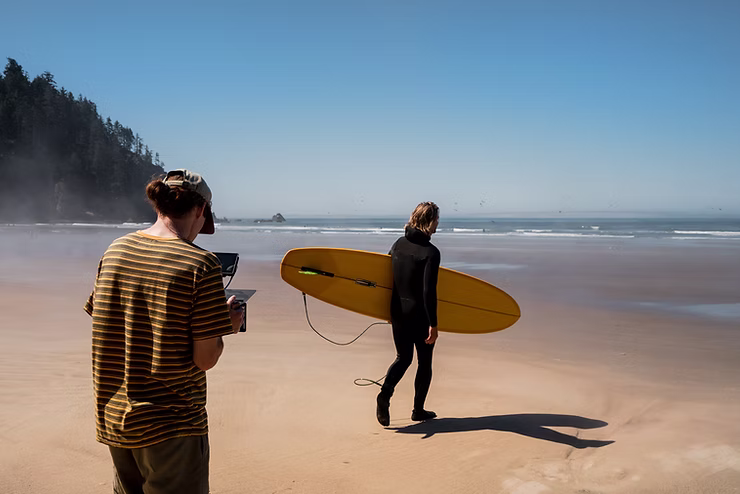 Tanner-Thibert-photographs-a-surfer-on-beach.jpg